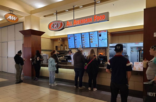 A&W Restaurant - Novi - Twelve Oaks Mall - 27500 Novi Rd (newer photo)